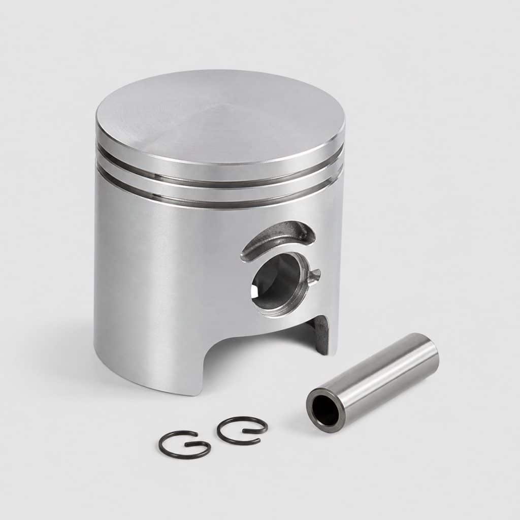 Piston de moto 2 temps avec axe et clips sur fond clair