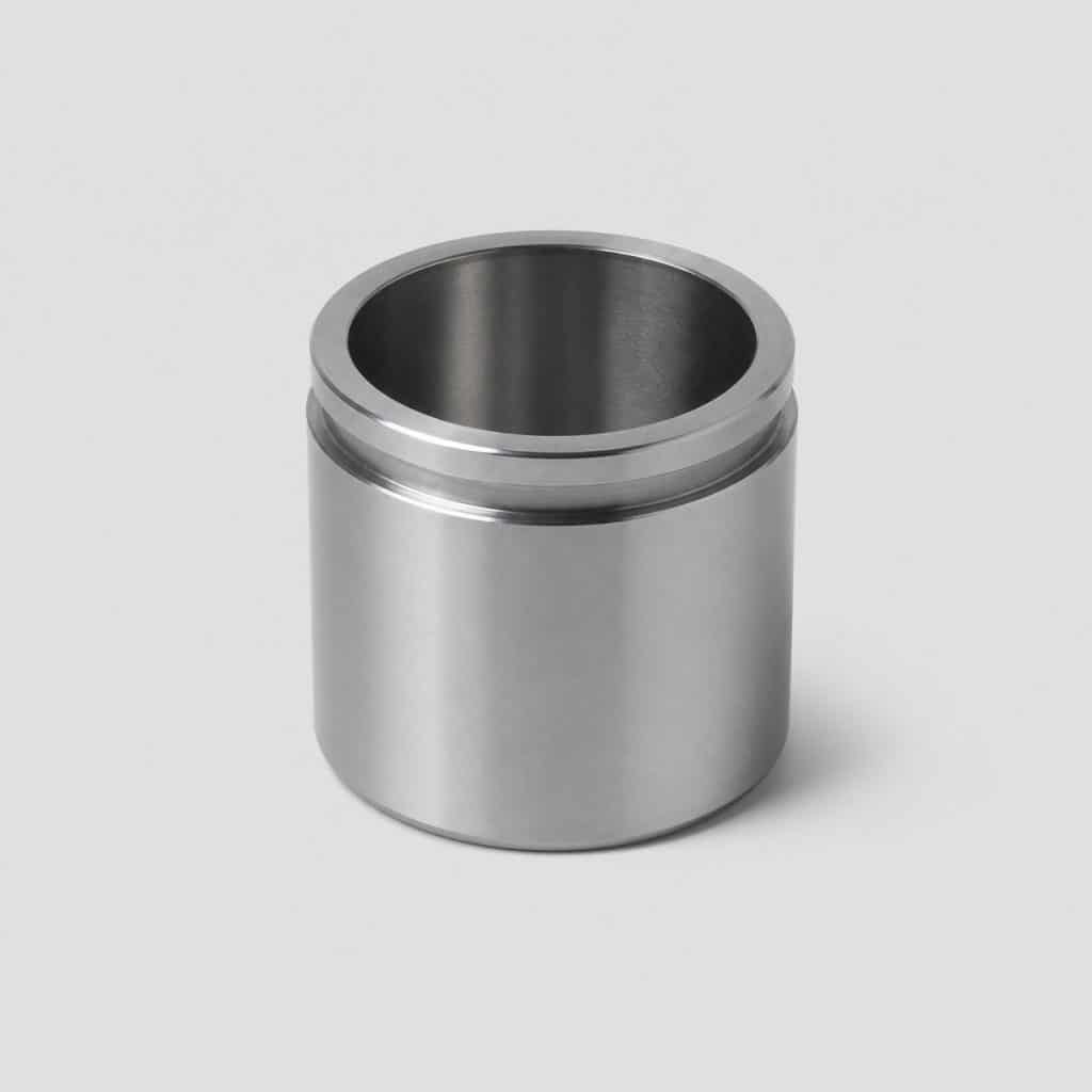 Piston d'étrier de frein en acier sur fond clair