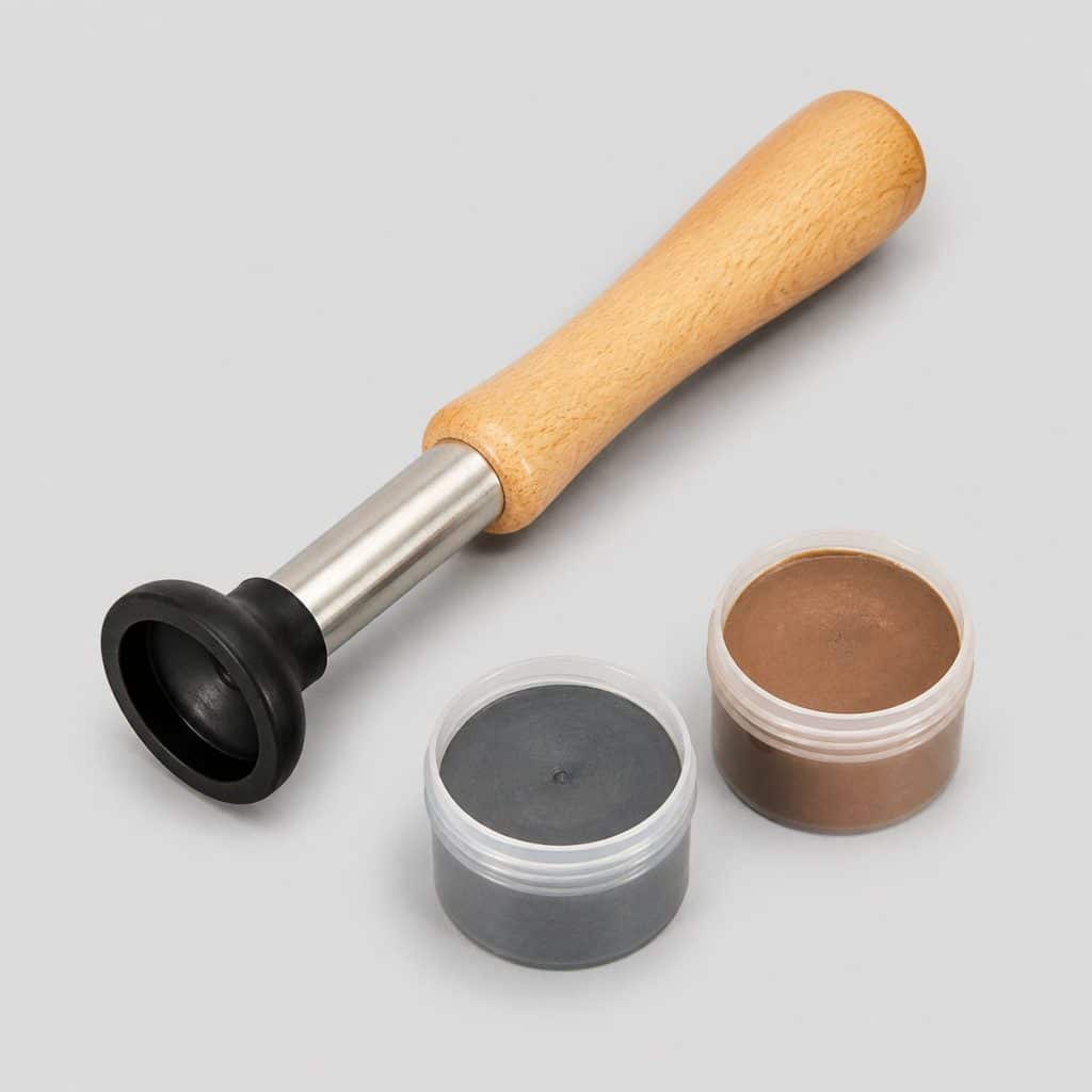Kit de rodage de soupape avec rodoir et pates sur fond clair